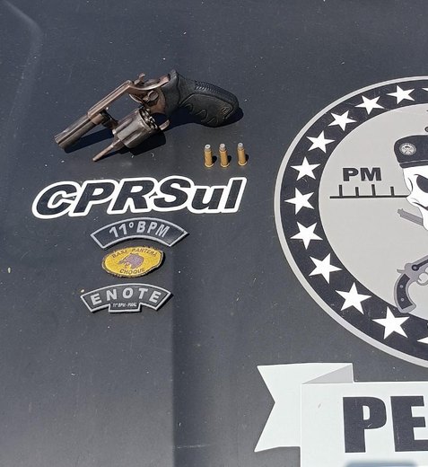 Mulher é presa com arma após tentar fugir de abordagem em Igreja Nova