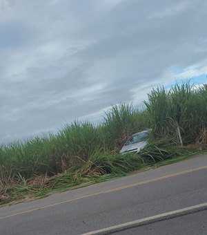 Caminhão derrama óleo na AL-105 e provoca três acidentes em Matriz de Camaragibe