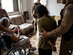 Filha embriagada agride mãe com deficiência física e acaba presa em Arapiraca