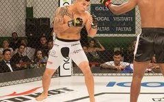 Denis Alagoas (branco) em duelo de MMA