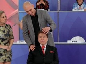 Silvio Santos simula hipnose no palco e 'vê' Helen Ganzarolli 'nua'