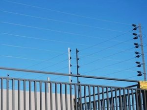 ﻿Suspeito de tráfico tenta fugir da PM, mas leva choque em cerca elétrica e é preso em ﻿Paripueira