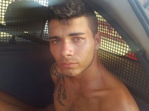 Operação policial prende quatro pessoas e apreende drogas, balaclavas e faca