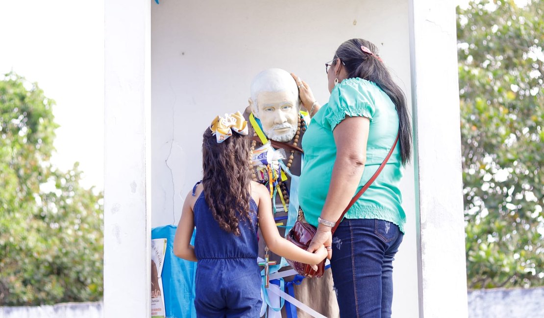 Devoção reúne milhares de fiéis de todo o estado em romaria para Canafístula de Frei Damião