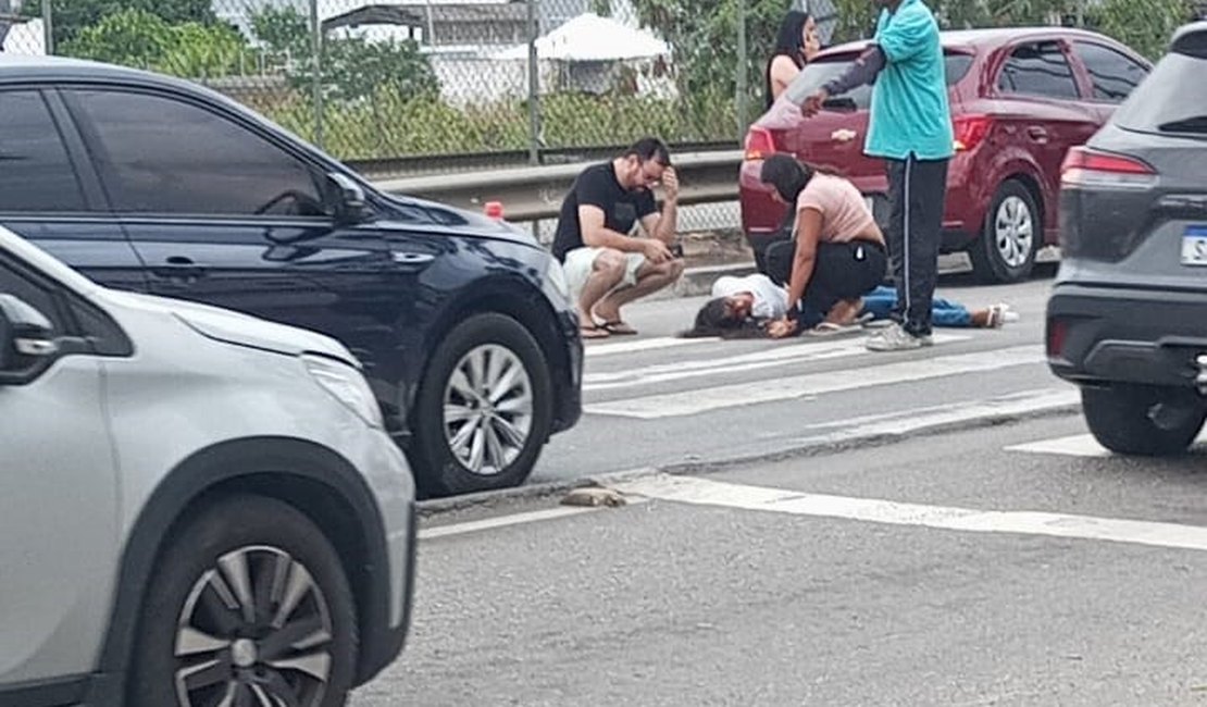 Mulher é atropelada por carro enquanto atravessava a Avenida José Alexandre, em Arapiraca