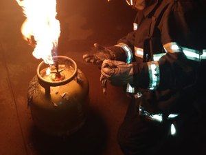 Curto circuito causa incêndio em botijão de gás na cidade de Marechal Deodoro