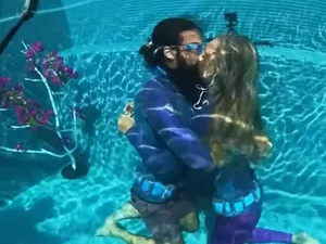 Amor dá fôlego? Casal bate recorde de mais longo beijo embaixo d'água
