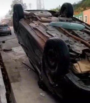 Carro colide e capota em ladeira no Centro do município de Porto Calvo