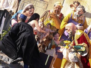 'Deus é mulher'; ativista de topless tenta arrancar estátua de Jesus de berço no Vaticano