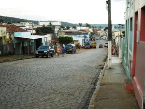 Homem é detido por proferir palavras de baixo calão contra vizinha e agredir vizinho com paulada