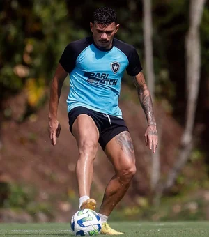 Botafogo em alerta com situação de Tiquinho Soares. Saiba quanto tempo dura a recuperação de entorse no joelho