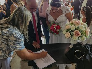 [Vídeo] Casamento comunitário oficializa união de mais de 90 casais em Maceió