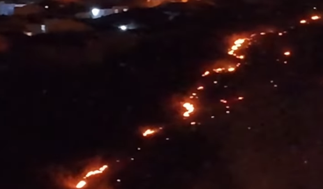 Incêndio de grandes proporções em área de mata assusta moradores de Santana