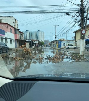 Interditada inúmeras vezes, Rua Eduardo dos Santos fica alagada após chuvas