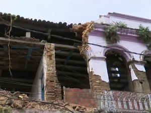 Fachada de casarão centenário desaba no Pilar