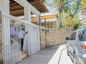 Dois homens são presos por ameaça de jogar bomba caseira na residência oficial do governador