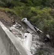 [Vídeo] Carreta tomba na BR-101 em São Sebastião e cai em ribanceira