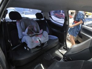 Cartilha orienta pais sobre transporte correto de crianças em veículos