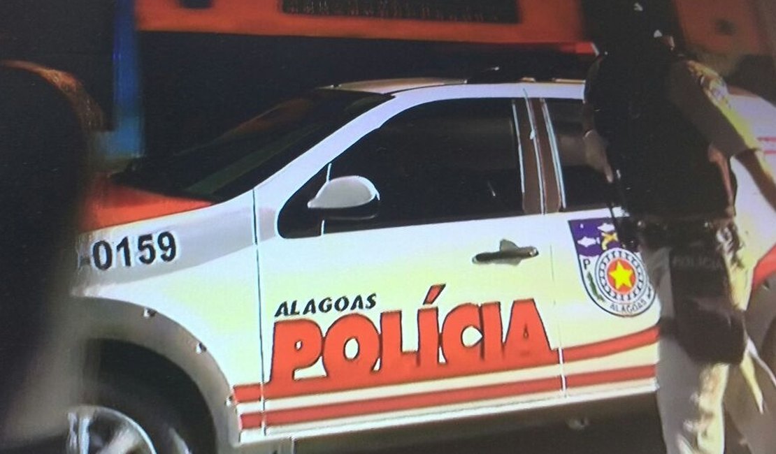 Dupla é presa por posse ilegal de arma e tráfico de drogas na Região Metropolitana