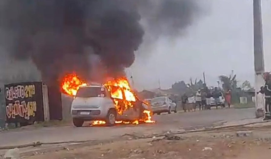 [Vídeo] Carro pega fogo e é dado como perda total no bairro Cidade Universitária