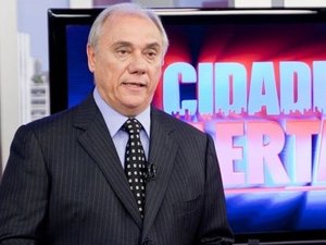 Marcelo Rezende comete gafe e anuncia Jornal Nacional na Record