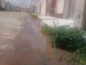 [Vídeo] Moradores denunciam que abastecimento em residencial pode ser prejudicado devido a vazamento de água 