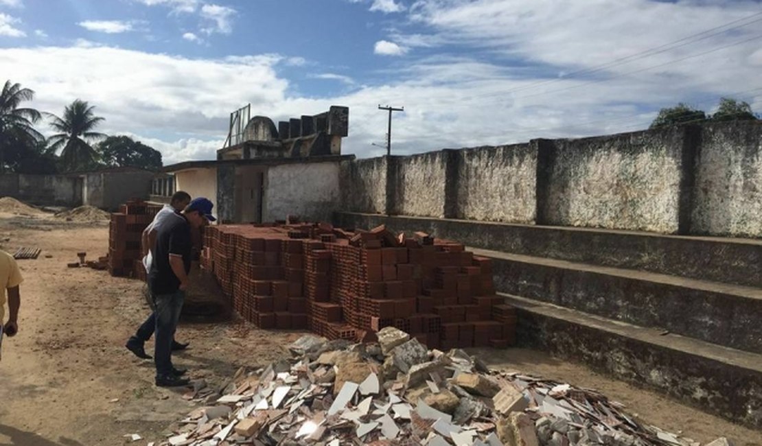 Prefeito de Anadia visita obras de reforma do Estádio Teixeirão