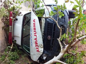 Motorista perde controle da direção e capota ambulância em Junqueiro