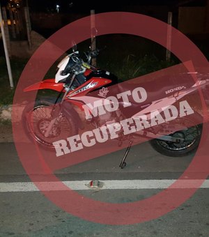Em bloqueio policial, motocicleta com queixa de roubo é recuperada