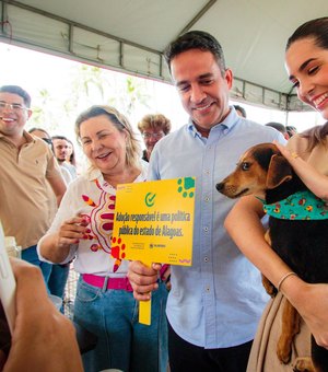 Rosinha é adotada por governador e primeira-dama em feira de acolhimento de animais