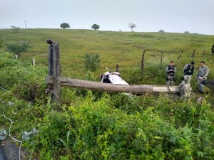 Veículo sai de pista, atinge poste e cai em barranco na AL-487