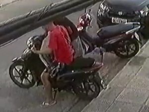 Homens são flagrados furtando moto na Jatiúca