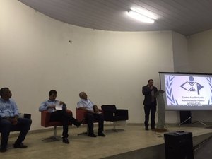 Rogério Teófilo participa de debate organizado por estudantes da Ufal