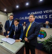 Filho de Silvania Barbosa toma posse na Câmara Municipal de Maceió