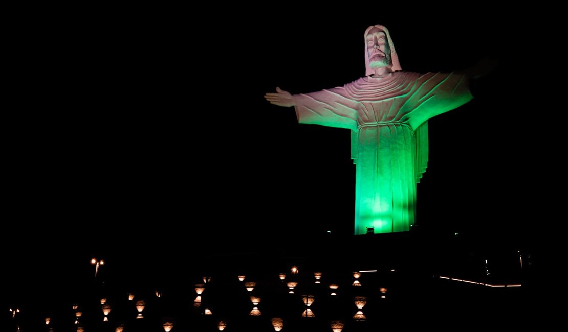 Cristo Redentor está iluminado com a cor verde para lembrar luta pela segurança no trabalho