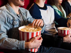 Casal de adolescentes é flagrados fazendo sexo em cinema no Paraná