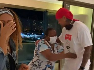 Léo Santana emociona fãs com compra de apartamento para a mãe