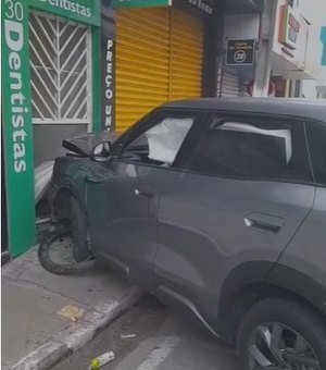 Carro perde o controle e invade clínica odontológica no Centro de Arapiraca