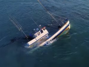 [Vídeo] Embarcação que naufragou em Japaratinga era 'pirata' e tripulação teria abandonado o navio