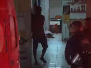 [Vídeo] Homem é assassinado a tiros dentro de bar no bairro Primavera, em Arapiraca