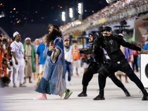 Bolsonaro e ministro criticam enredo da Mangueira que fez releitura da vida de Jesus Cristo