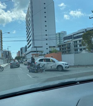 Colisão entre carro e moto deixa casal ferido na Rua Pedro Américo