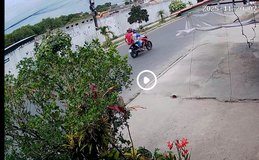Dupla em moto vermelha é flagrada assaltando mulher na parte alta de Maceió