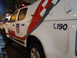 Dupla joga celular no chão e tenta fugir após praticar assalto, em Maceió
