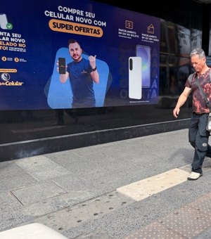 Placas de concreto danificadas são substituídas no calçadão do Centro de Maceió
