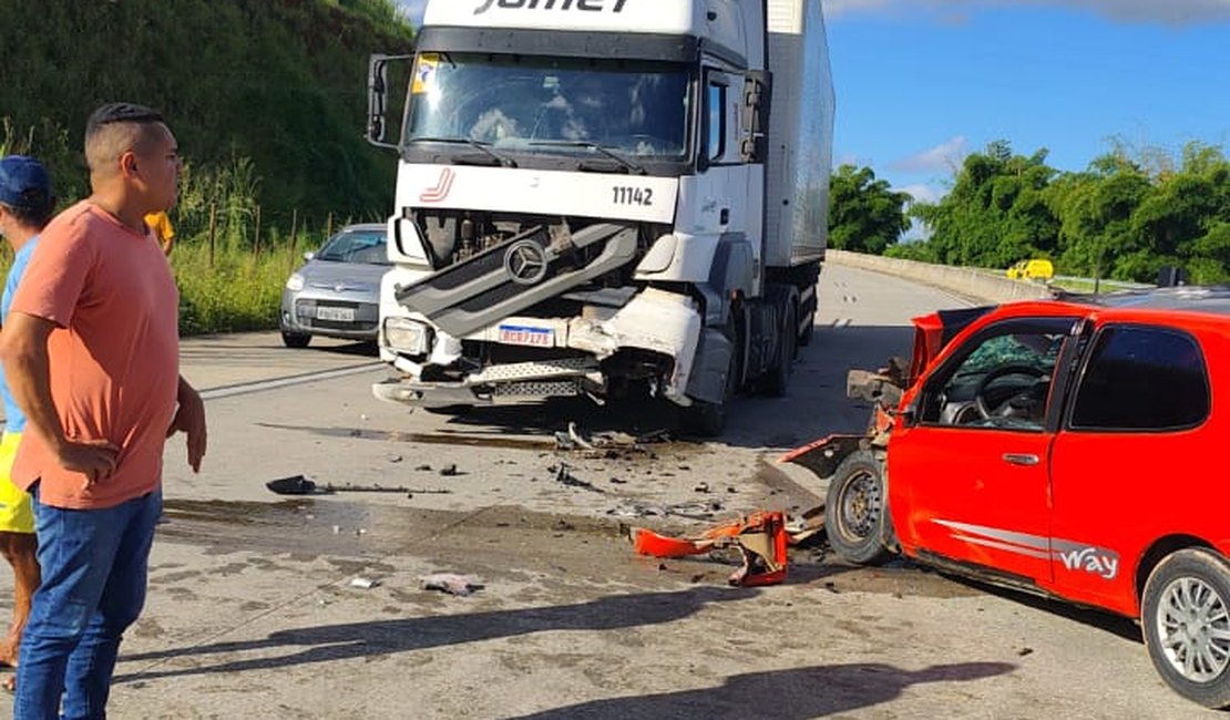 Homem morre após colisão entre carro e carreta na BR-101, em Novo Lino