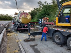 Carreta com carga de melaço tomba e interdita trecho da BR-101