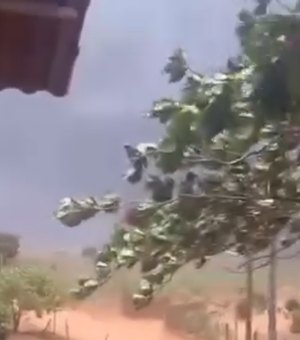 Forte ventania destelha residência durante chuva em Lagoa da Canoa