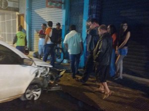 Vídeo: Pneu de carro estoura e colide em estabelecimento comercial