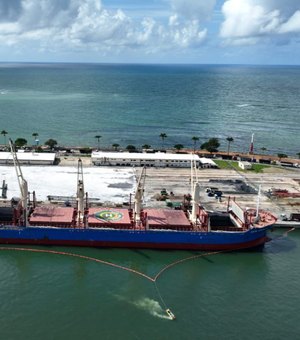 Empresa nega contaminação por petcoque no Porto de Maceió após autuação do IMA